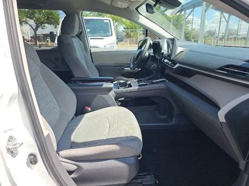 Used 2021 Toyota Sienna LE image 5