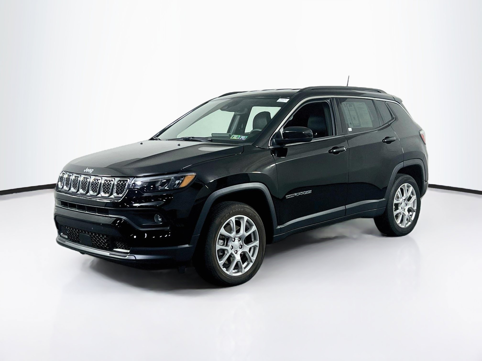 Used 2023 Jeep Compass Latitude AWD/4WD image 1