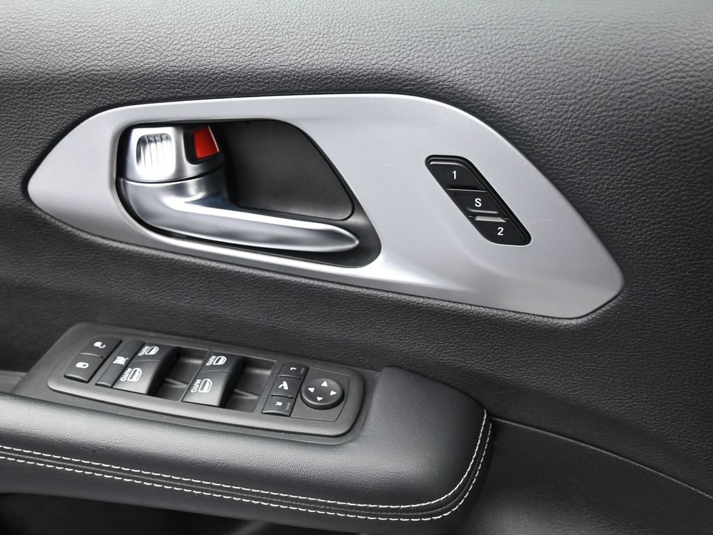 Used 2025 Chrysler Pacifica Limited FWD image 14