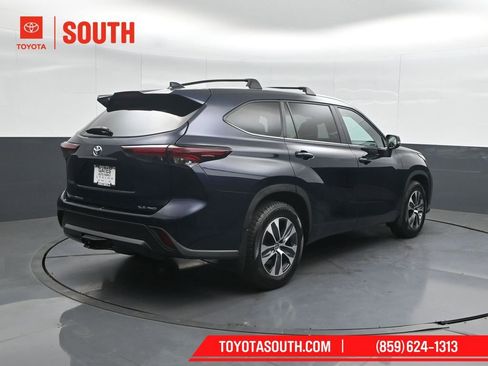 Used 2024 Toyota Highlander XLE AWD/4WD image 2