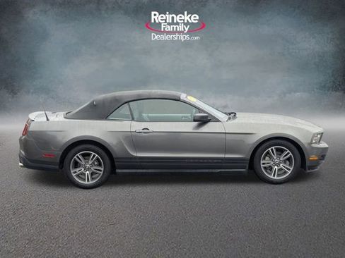 Used 2010 Ford Mustang Convertible image 4