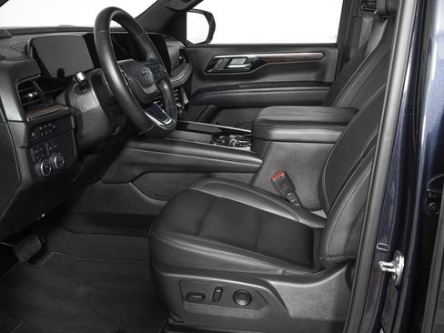 Used 2025 Chevrolet Suburban Z71 AWD/4WD image 14