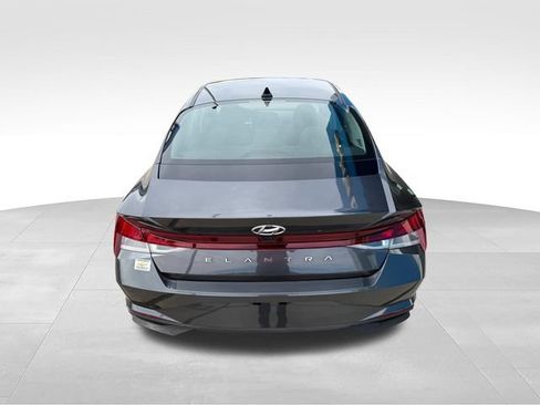 Used 2022 Hyundai Elantra SE FWD image 4