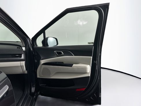 Used 2024 Kia Carnival LX image 32