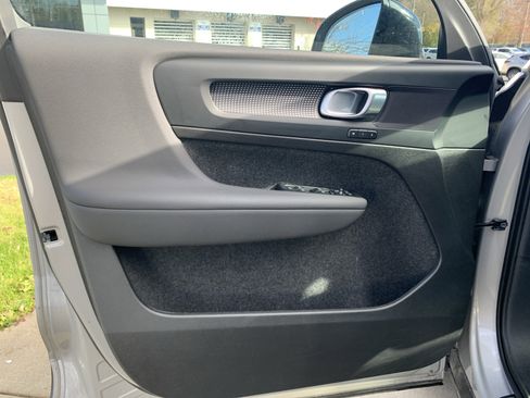 Used 2025 Volvo XC40 B5 Plus image 14