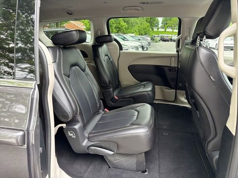 Used 2023 Chrysler Pacifica Touring-L FWD image 47