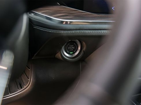 Used 2025 Chevrolet Suburban Z71 image 21