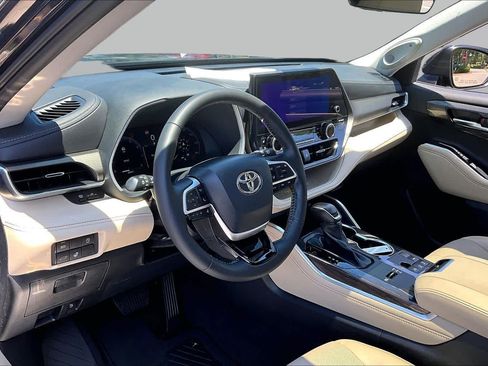 Used 2023 Toyota Highlander Limited FWD image 18