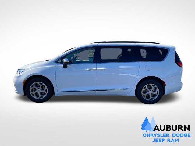 Used 2023 Chrysler Pacifica Limited FWD image 2