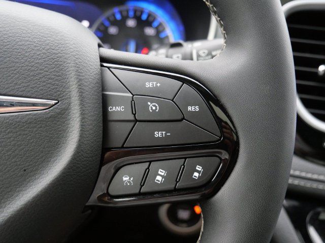 Used 2025 Chrysler Pacifica Limited FWD image 19