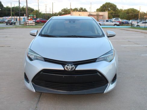 Used 2018 Toyota Corolla LE FWD image 2