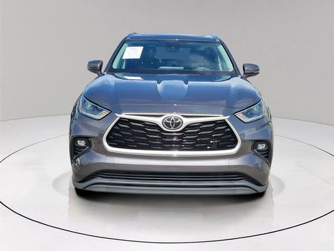 Used 2021 Toyota Highlander XLE image 2