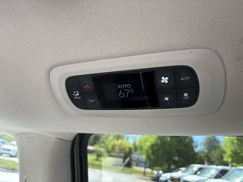 Used 2021 Chrysler Pacifica Touring-L FWD image 20