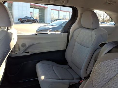 Used 2023 Toyota Sienna LE image 6