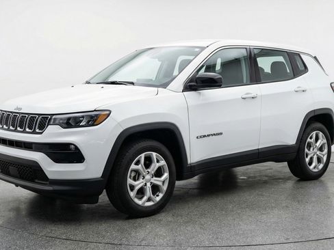Used 2025 Jeep Compass Latitude image 3