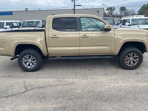 Used 2018 Toyota Tacoma SR5 image 8