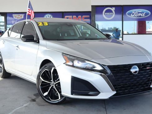 Used 2023 Nissan Altima 2.5 SR w/ SR Premium Package FWD image 2