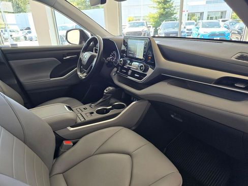 Used 2022 Toyota Highlander XLE AWD/4WD image 47