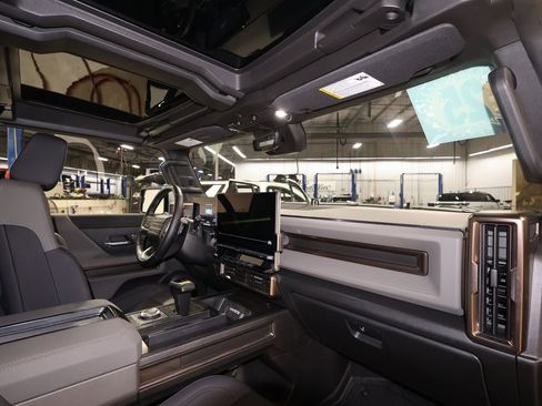 Certified 2025 GMC Hummer EV 2X image 28