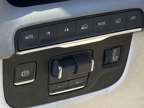 Used 2021 Cadillac Escalade Premium Luxury Platinum AWD/4WD image 27