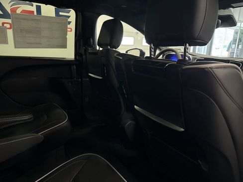 New 2026 Chrysler Pacifica Limited w/ Uconnect Theater Family Group image 34