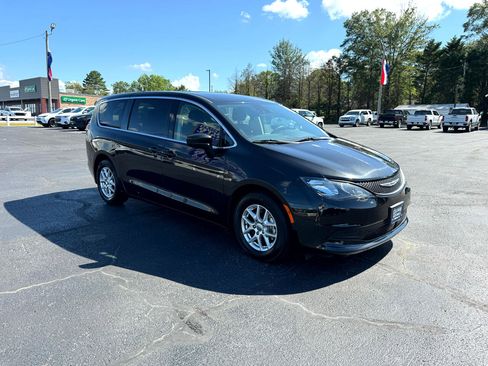 Used 2023 Chrysler Voyager LX image 4