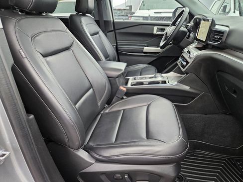 Used 2023 Ford Explorer XLT w/ Equipment Group 202A AWD/4WD image 32