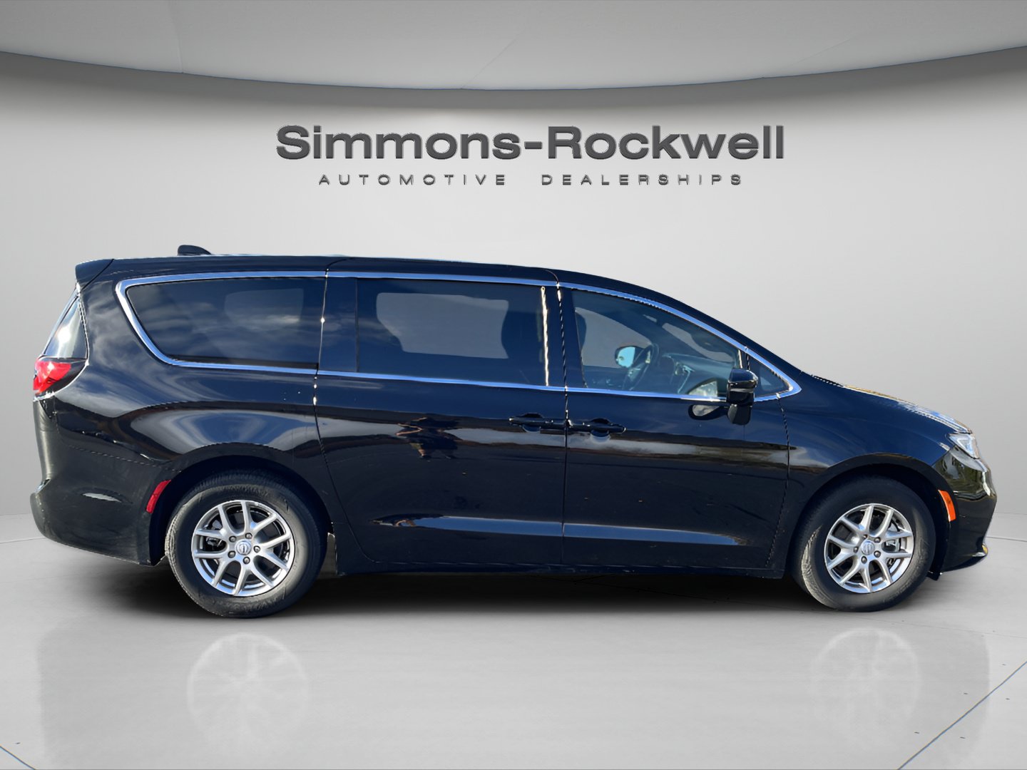 Used 2025 Chrysler Pacifica Select FWD image 6