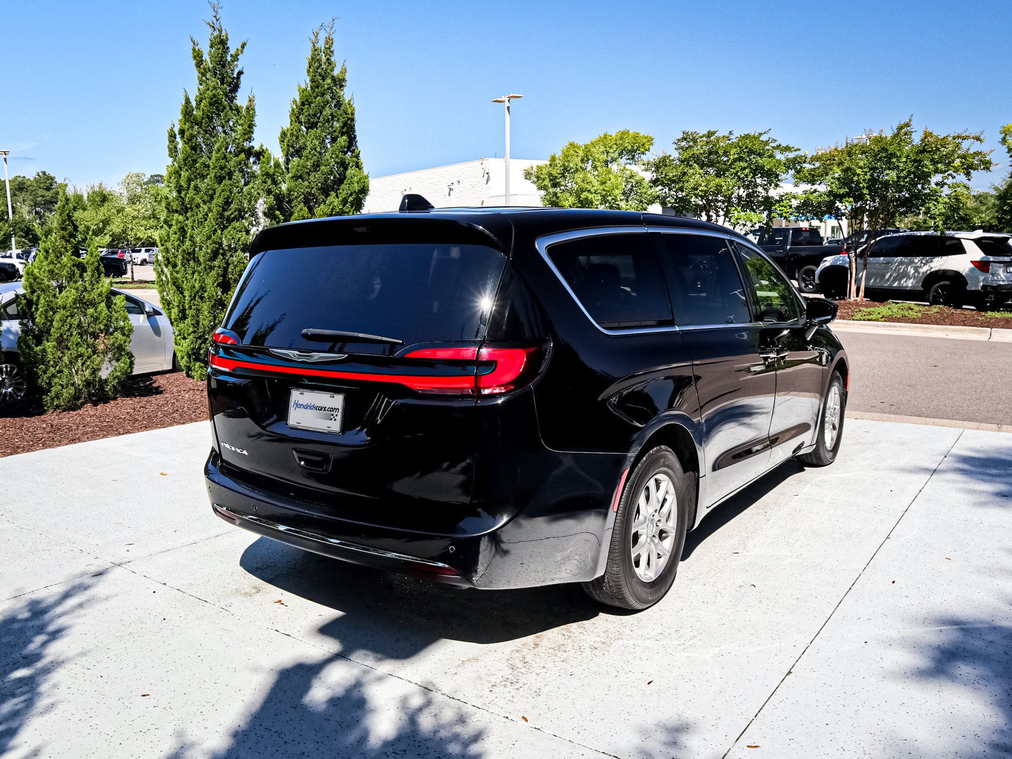 Used 2025 Chrysler Pacifica Select FWD image 10