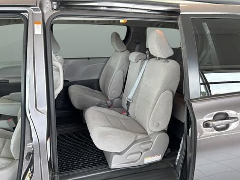 Used 2018 Toyota Sienna LE FWD image 17