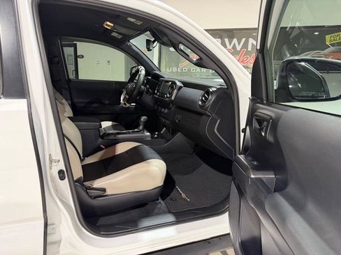 Used 2020 Toyota Tacoma TRD Sport w/ Technology Package RWD image 15