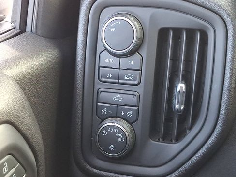 Used 2022 Chevrolet Silverado 1500 Custom image 26