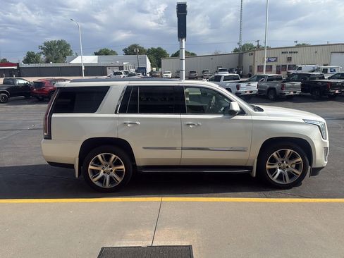 Used 2015 Cadillac Escalade Luxury AWD/4WD image 8