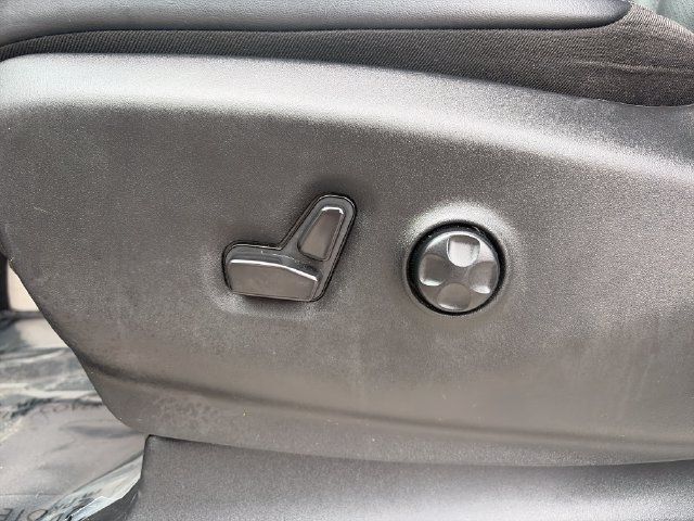Used 2024 Chrysler Pacifica Touring-L FWD image 27