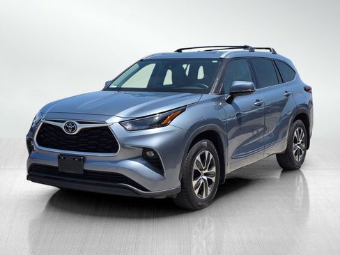 Used 2022 Toyota Highlander XLE FWD image 3
