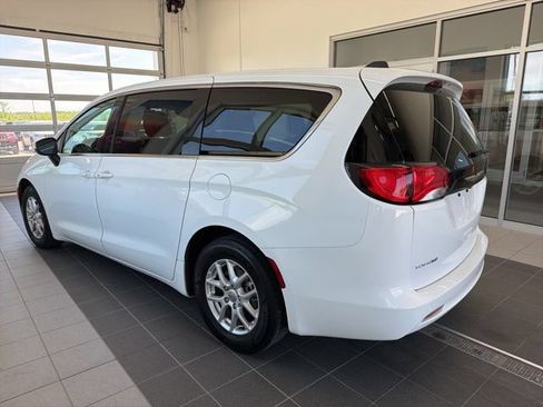 Used 2023 Chrysler Voyager LX FWD image 3