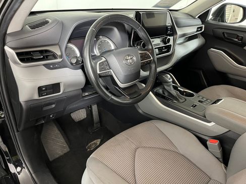 Used 2023 Toyota Highlander LE image 3