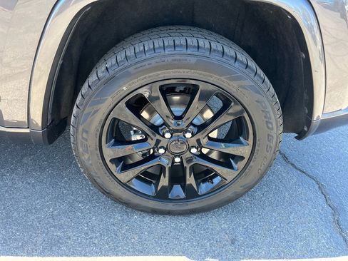Used 2017 Jeep Grand Cherokee Altitude RWD image 42