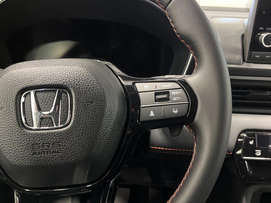 Used 2025 Honda Pilot Sport image 18