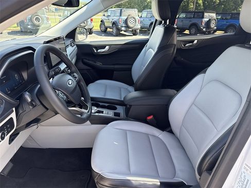 Used 2023 Ford Escape Platinum image 9