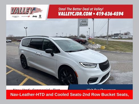 Used 2025 Chrysler Pacifica Limited image 1