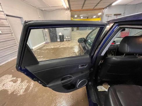 Used 2004 MAZDA MAZDA3 s w/ Moonroof & 6-CD Pkg image 24