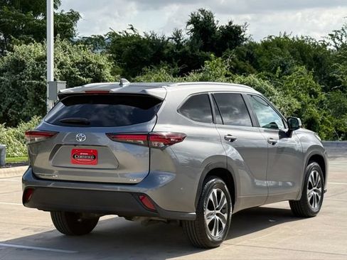 Used 2025 Toyota Highlander XLE FWD image 4