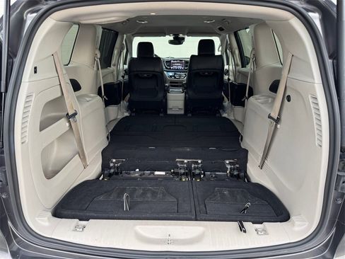 Used 2022 Chrysler Pacifica Touring-L image 35