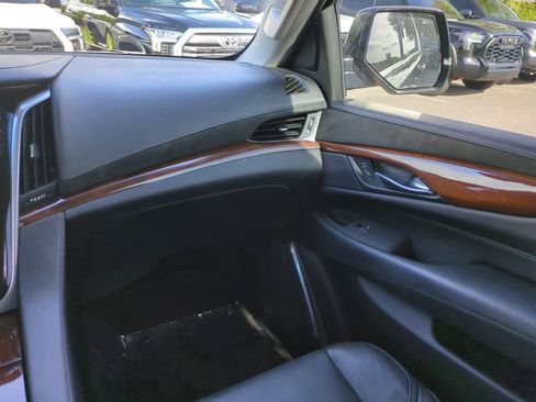 Used 2019 Cadillac Escalade Luxury RWD image 16