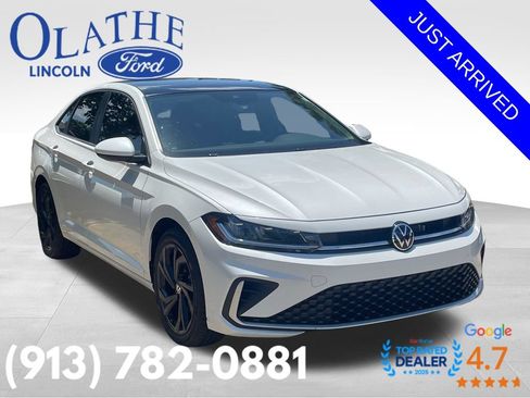 Used 2026 Volkswagen Jetta SE FWD image 2