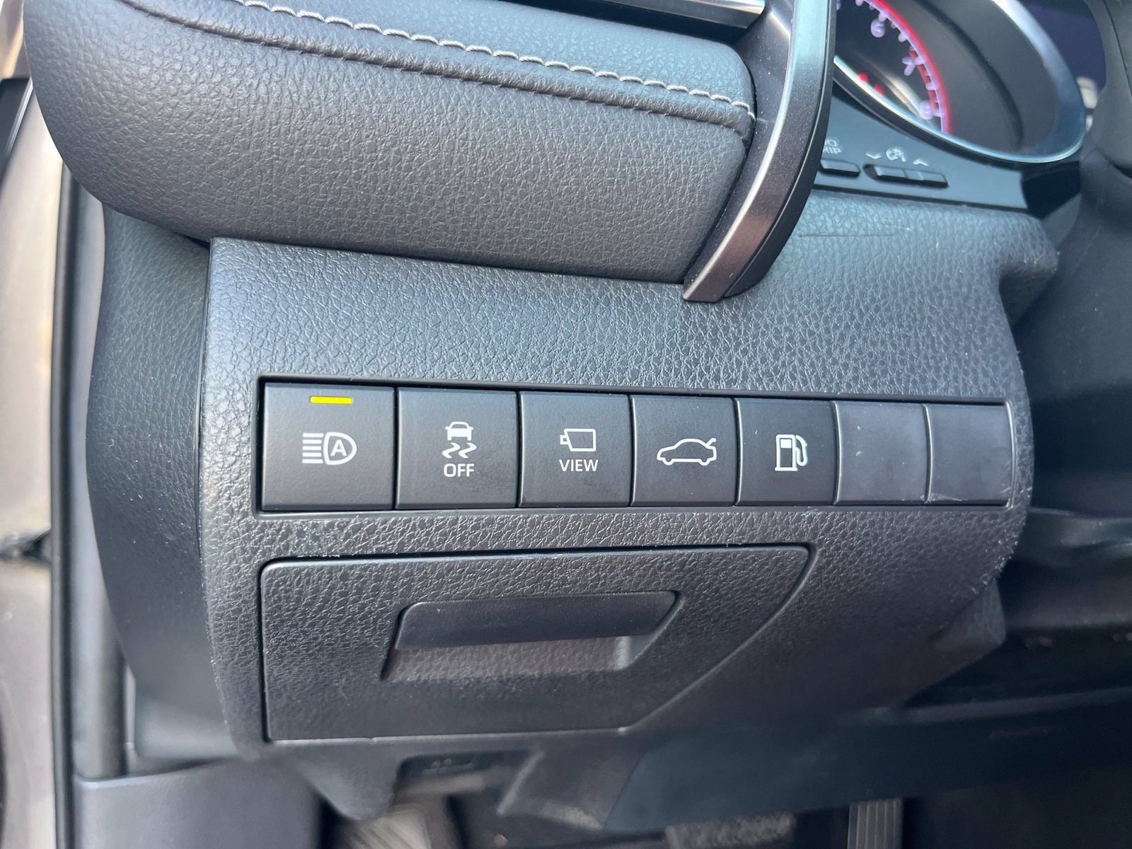 Used 2018 Toyota Camry XSE FWD image 14