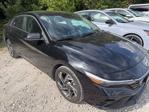 Used 2025 Hyundai Elantra SEL FWD image 9