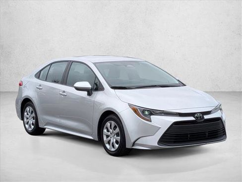 Used 2025 Toyota Corolla LE image 3