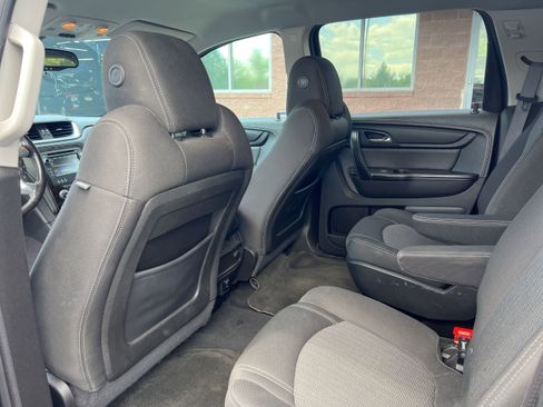 Used 2015 Chevrolet Traverse LT w/ Style and Technology Package FWD image 17